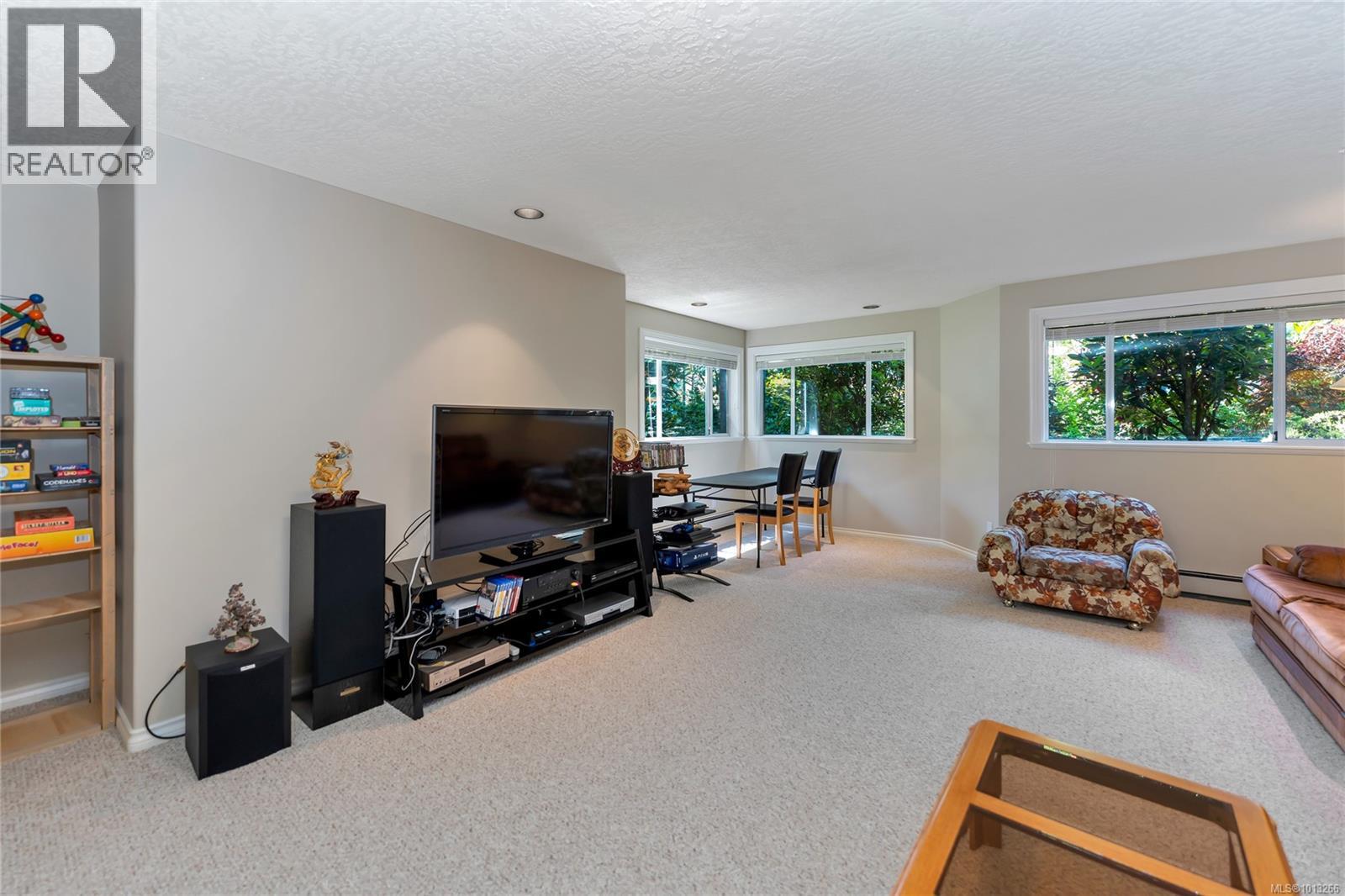  948 Boulderwood Rise, Saanich