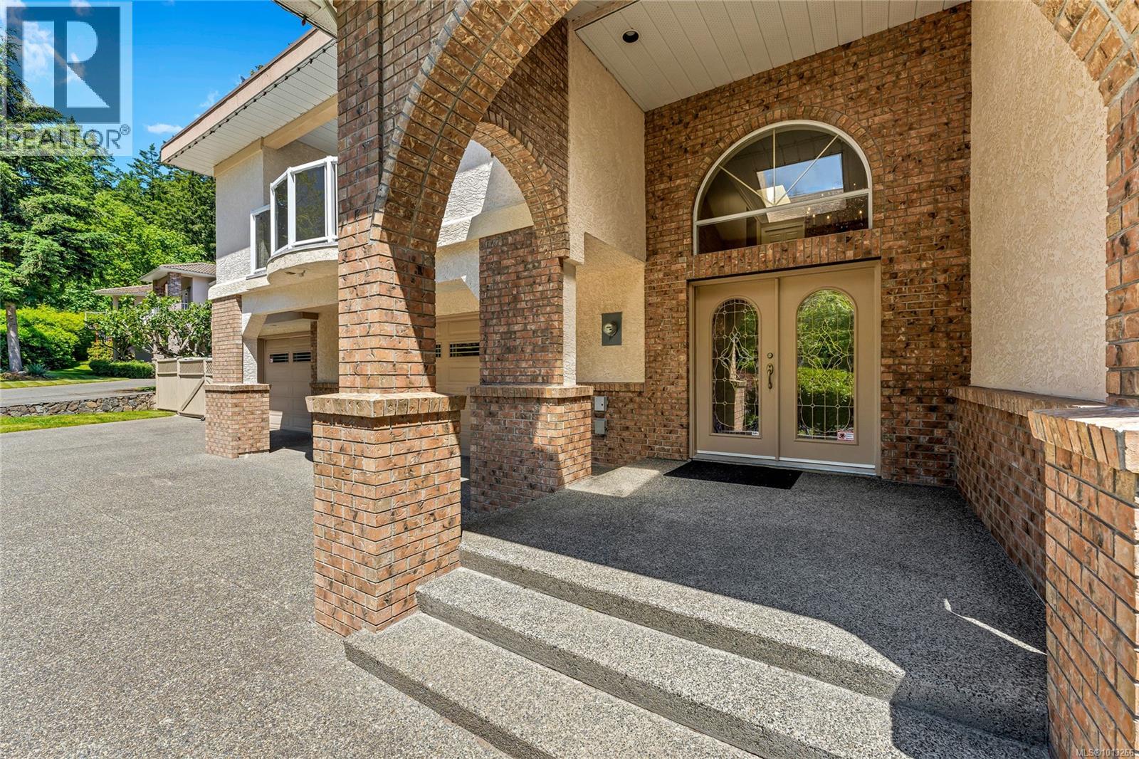  948 Boulderwood Rise, Saanich