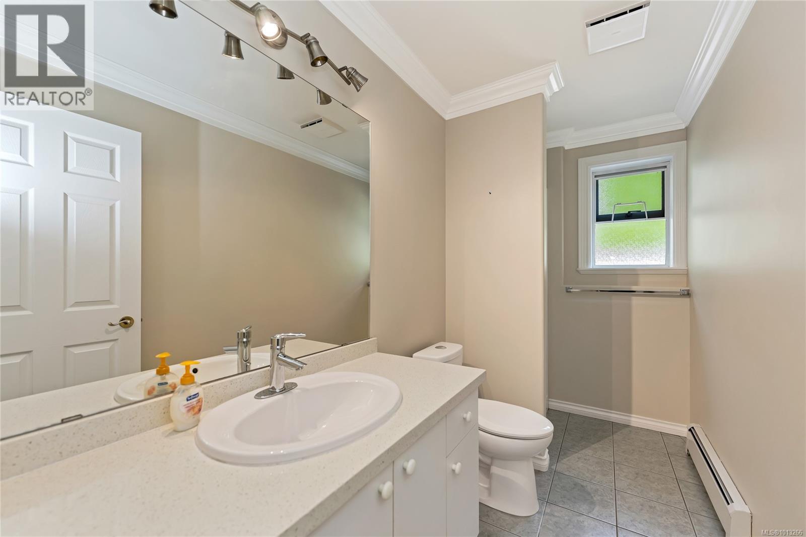  948 Boulderwood Rise, Saanich
