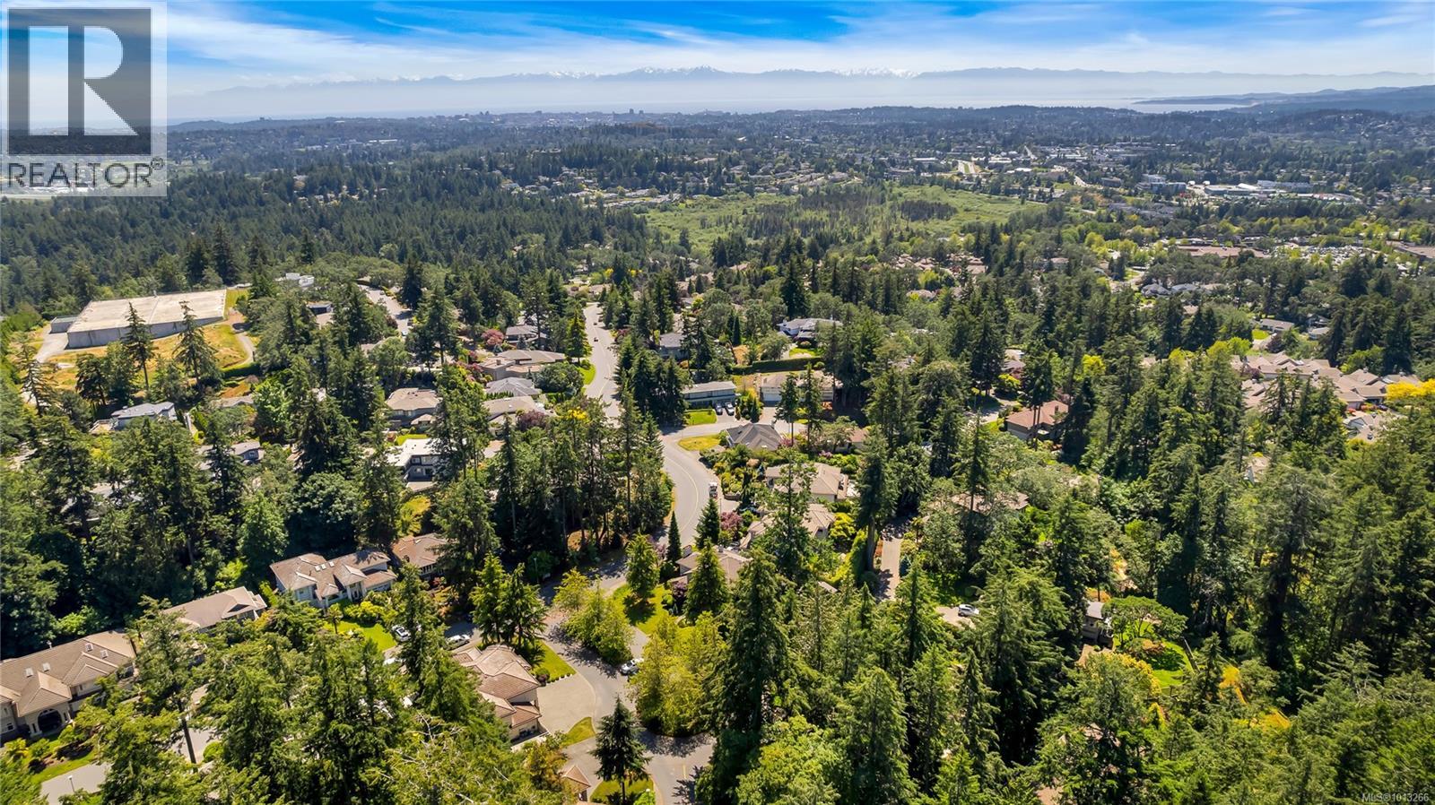  948 Boulderwood Rise, Saanich