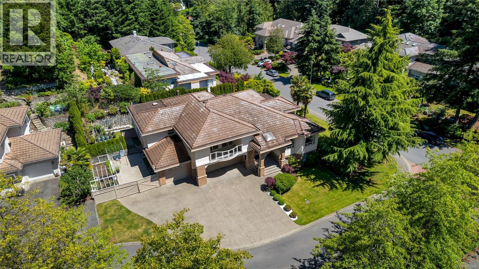  948 Boulderwood Rise, Saanich