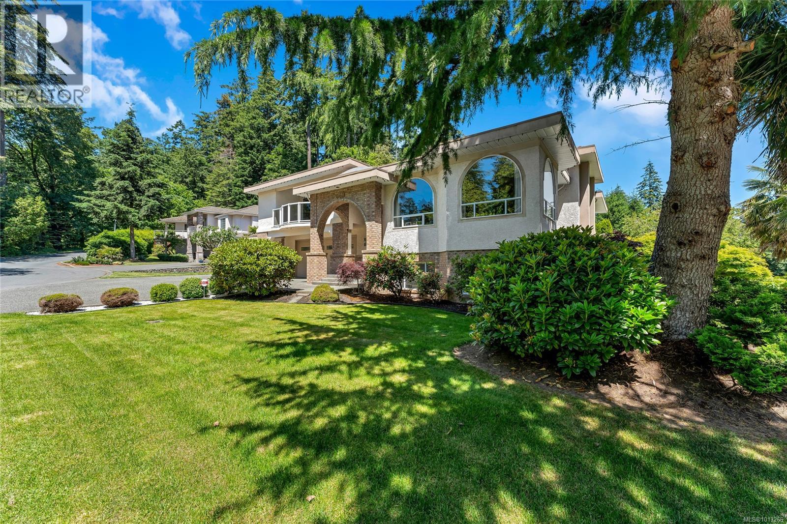  948 Boulderwood Rise, Saanich