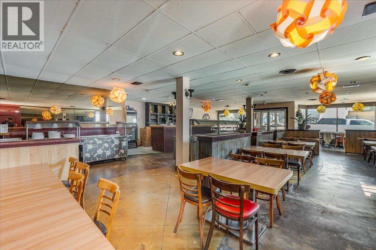  932/938 Columbia Avenue, Castlegar