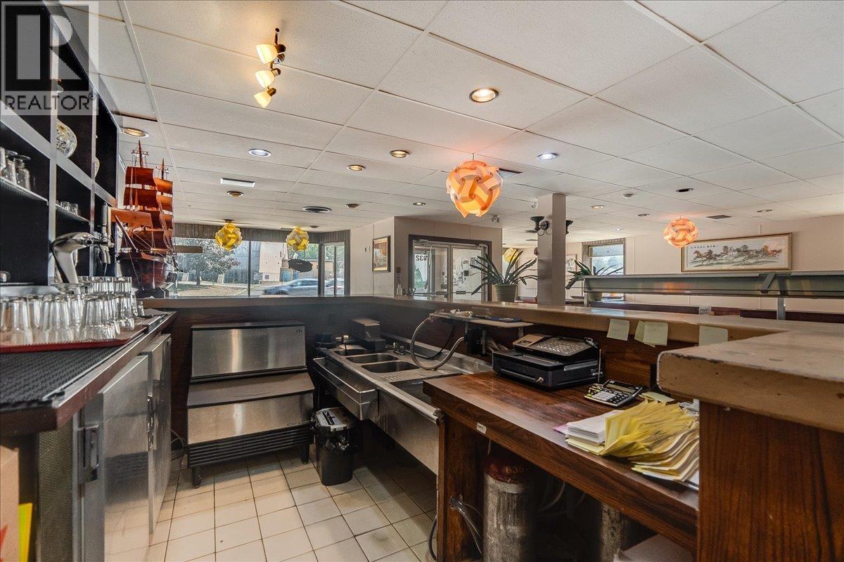  932/938 Columbia Avenue, Castlegar