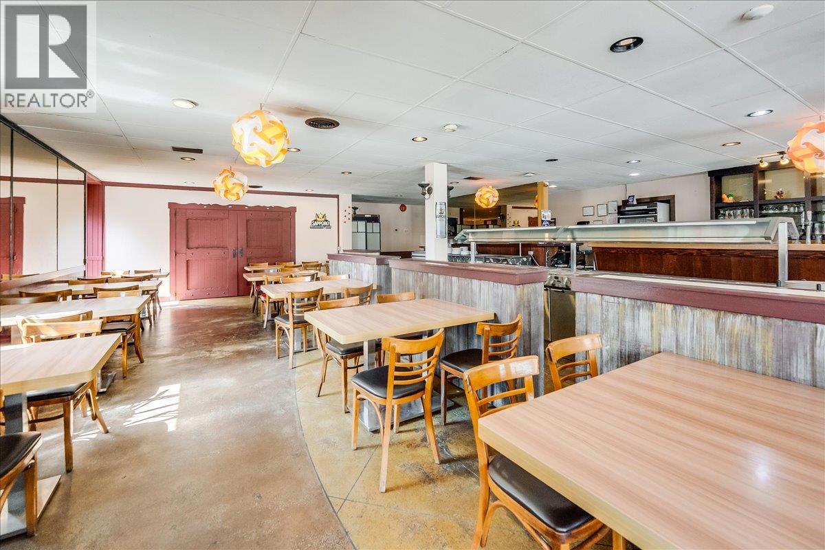  932/938 Columbia Avenue, Castlegar