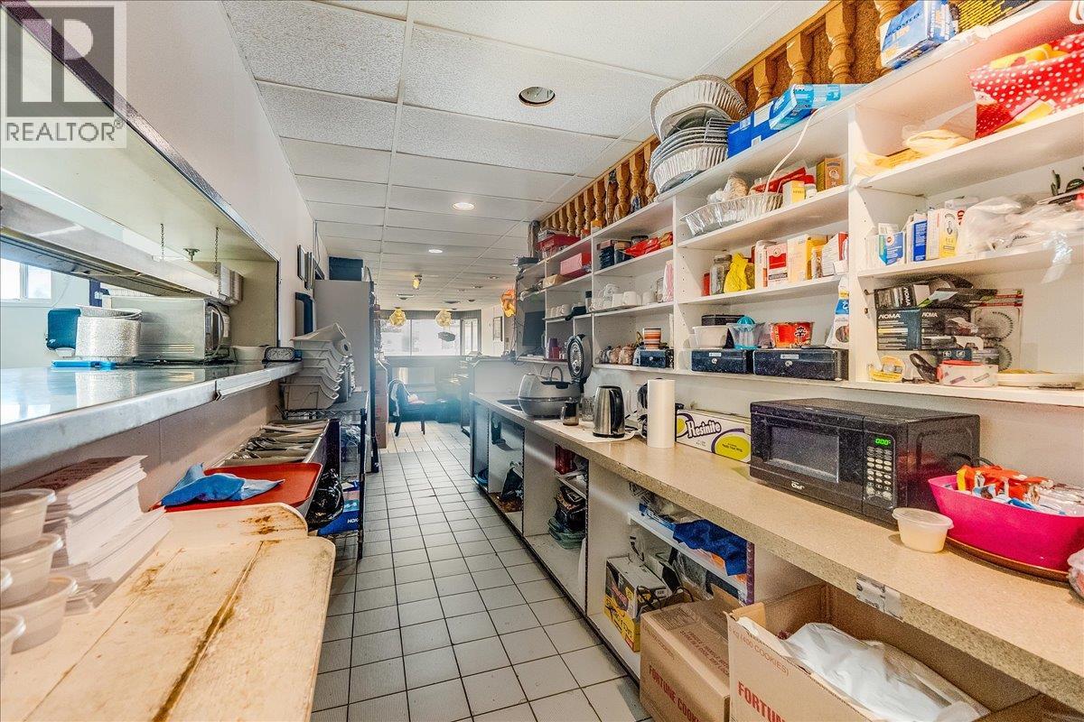  932/938 Columbia Avenue, Castlegar