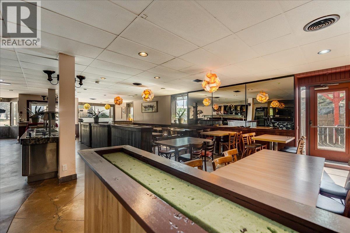  932/938 Columbia Avenue, Castlegar