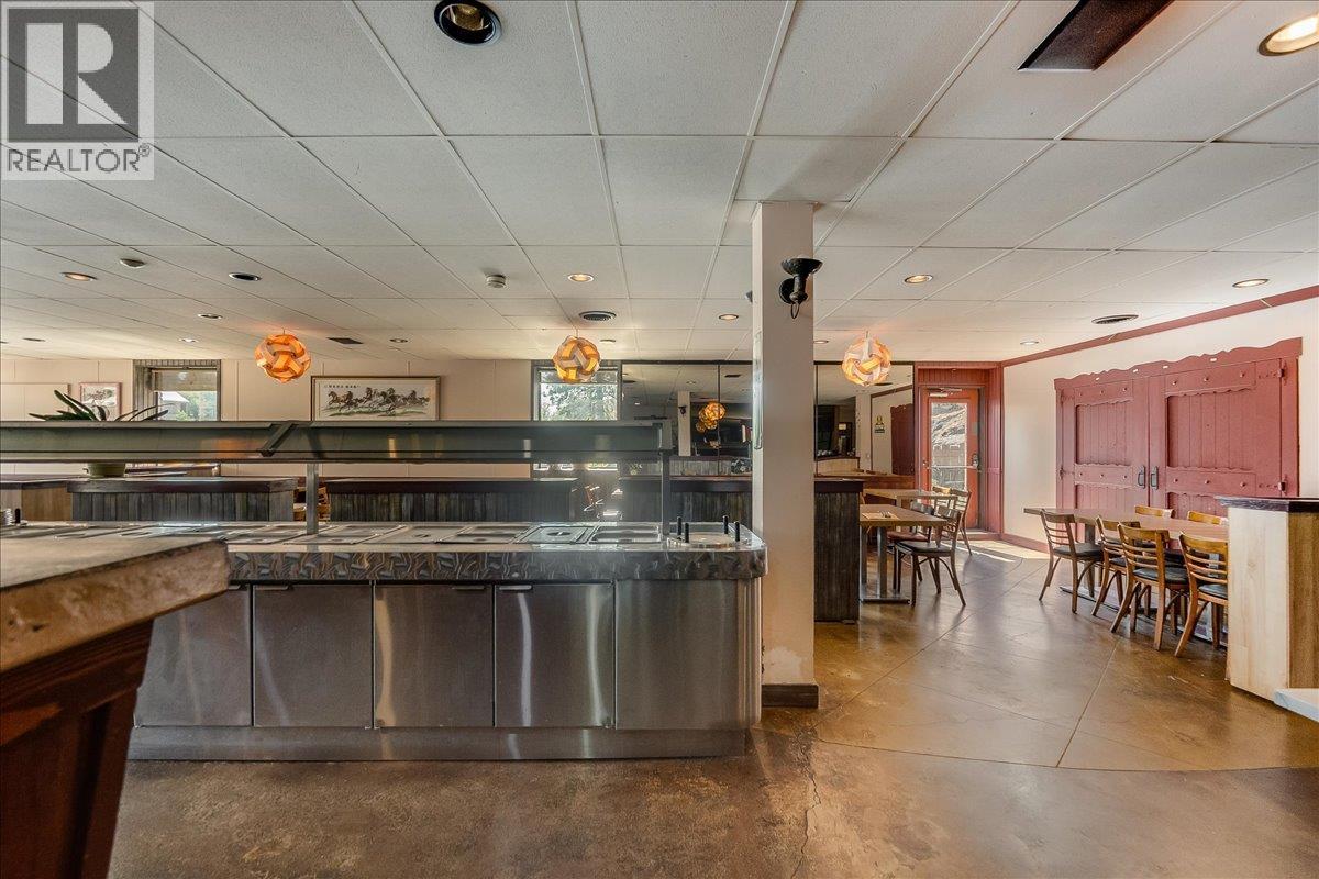  932/938 Columbia Avenue, Castlegar