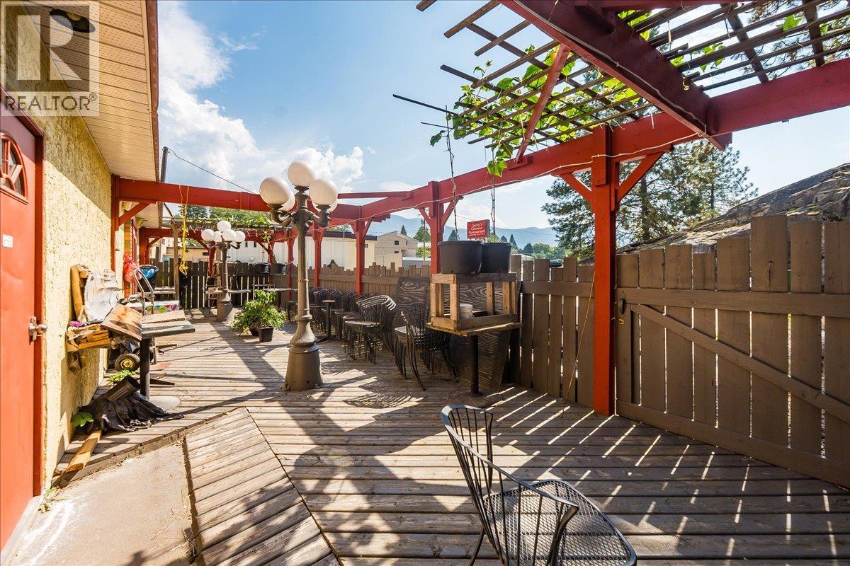  932/938 Columbia Avenue, Castlegar