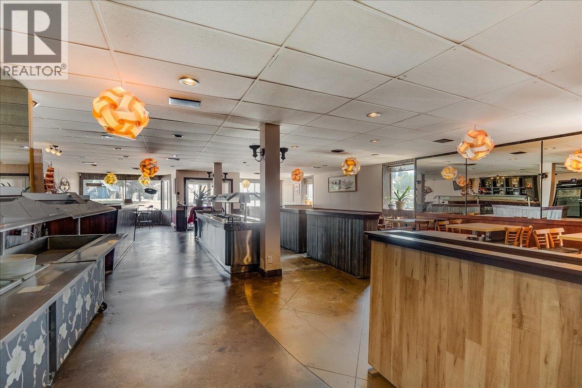  932/938 Columbia Avenue, Castlegar