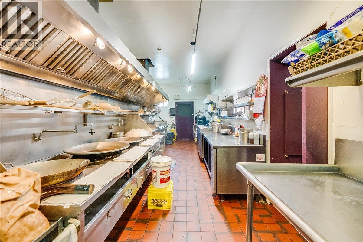  932/938 Columbia Avenue, Castlegar