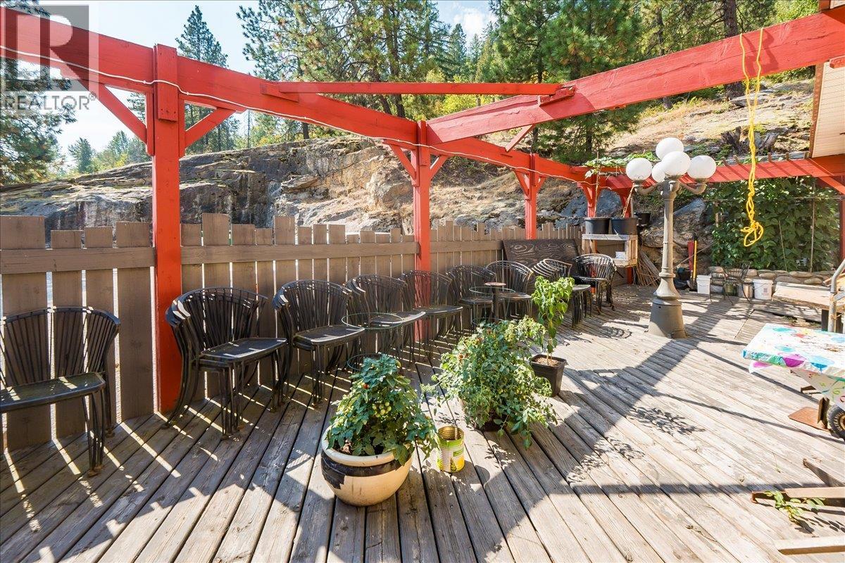  932/938 Columbia Avenue, Castlegar