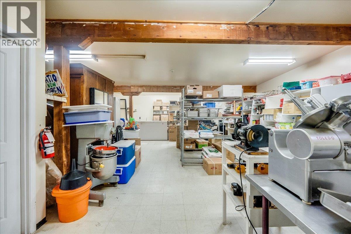  932/938 Columbia Avenue, Castlegar