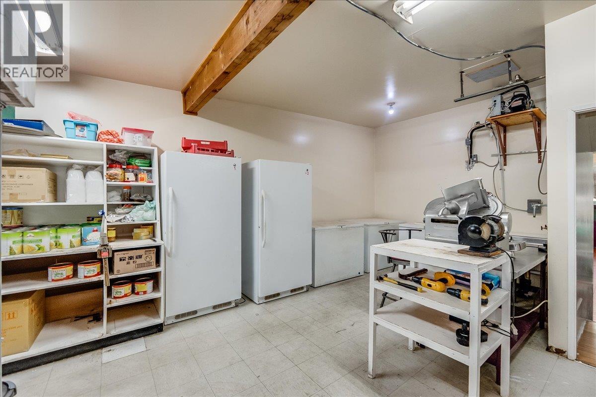  932/938 Columbia Avenue, Castlegar