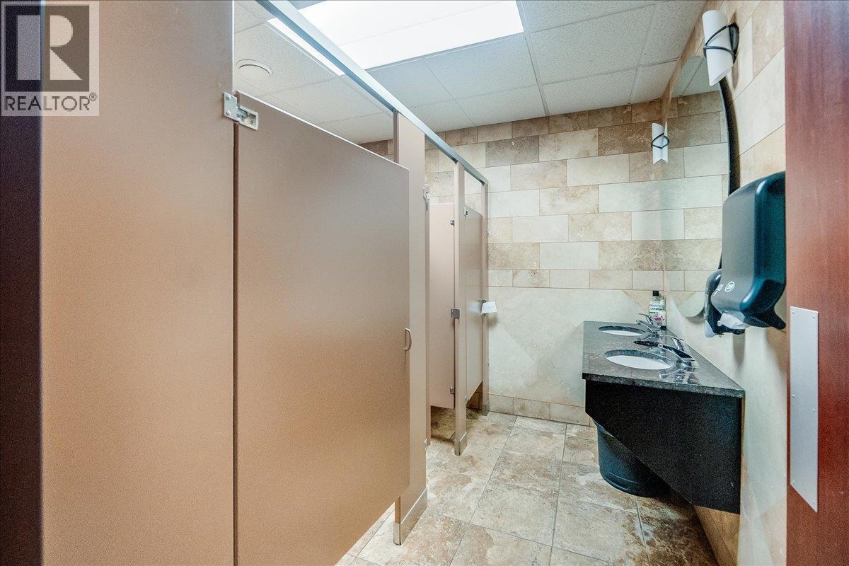  932/938 Columbia Avenue, Castlegar