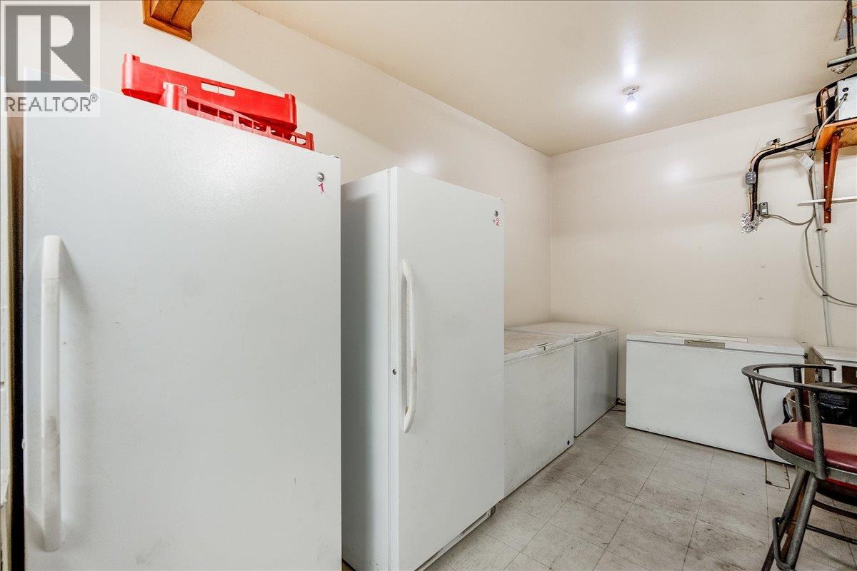  932/938 Columbia Avenue, Castlegar