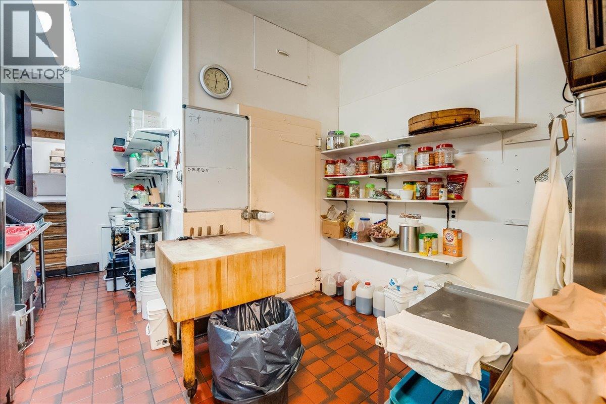  932/938 Columbia Avenue, Castlegar