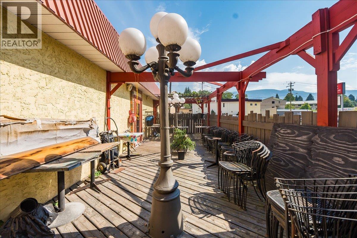  932/938 Columbia Avenue, Castlegar