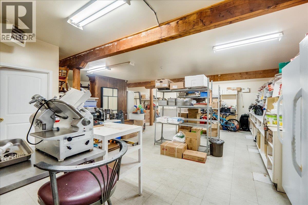  932/938 Columbia Avenue, Castlegar