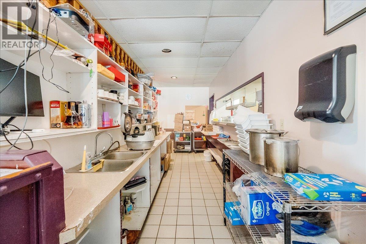  932/938 Columbia Avenue, Castlegar