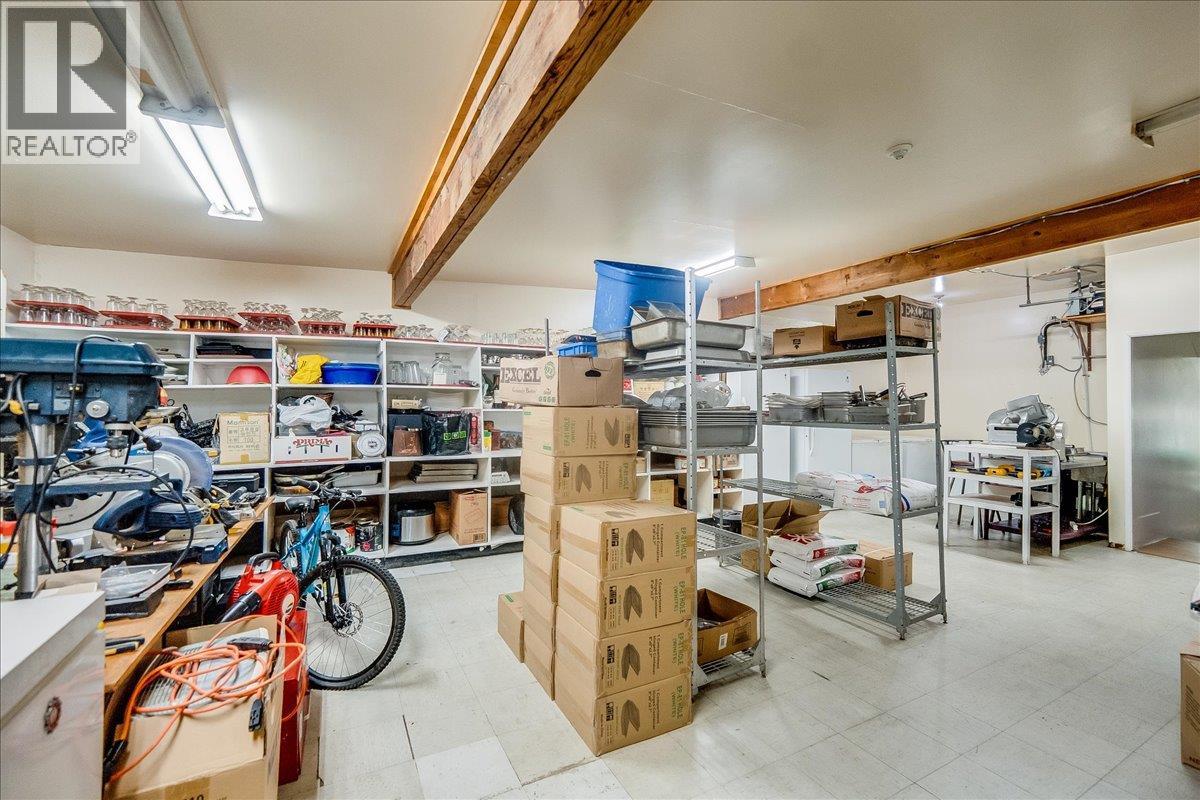  932/938 Columbia Avenue, Castlegar