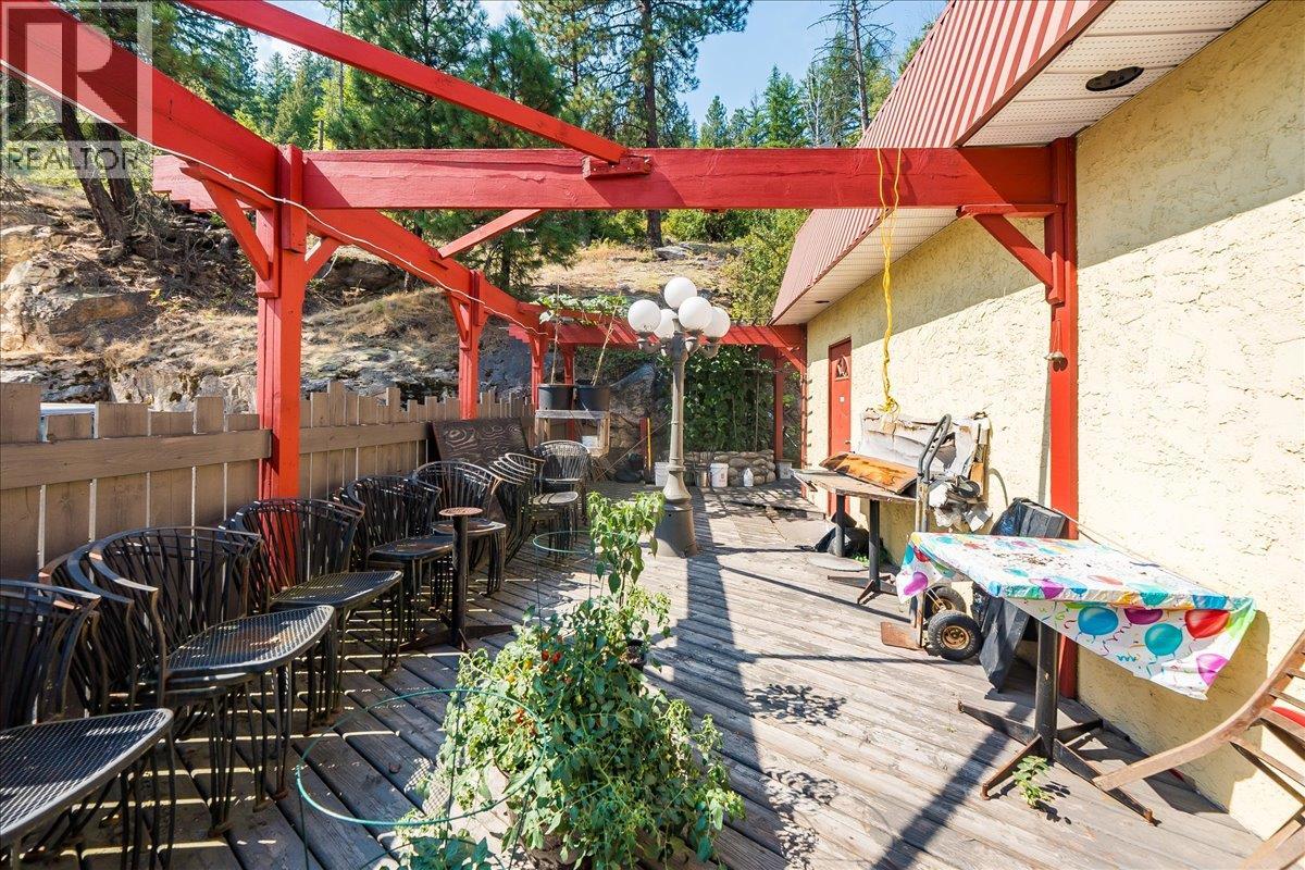  932/938 Columbia Avenue, Castlegar