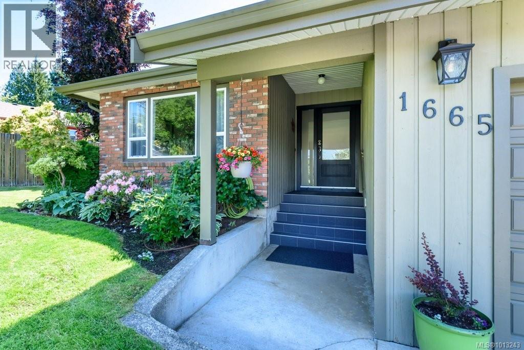 1665 Chester Pl, Comox