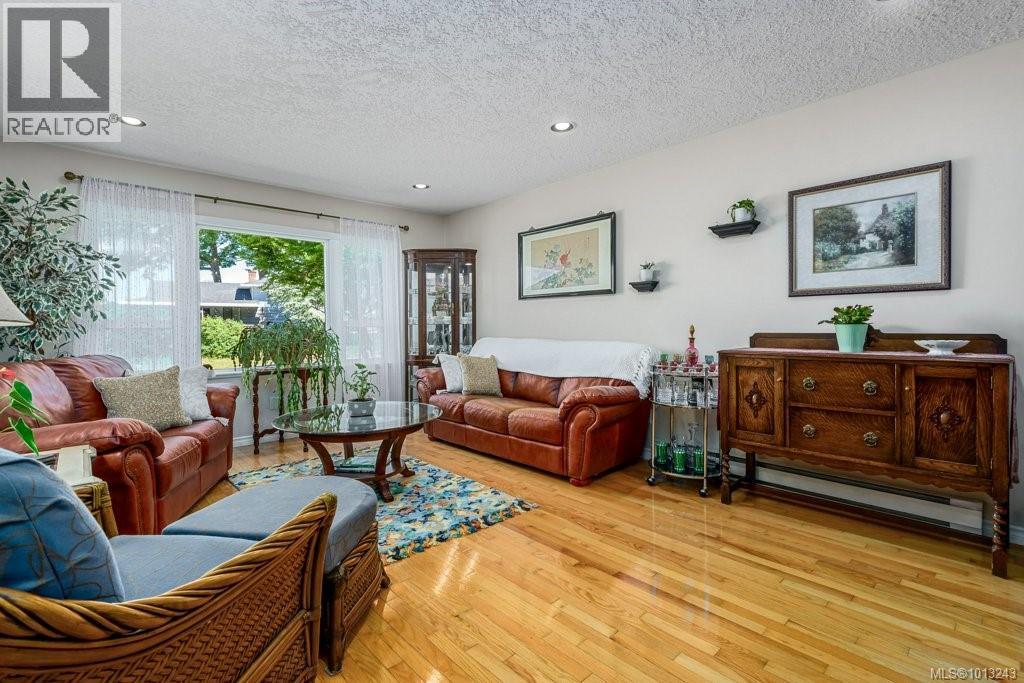 1665 Chester Pl, Comox