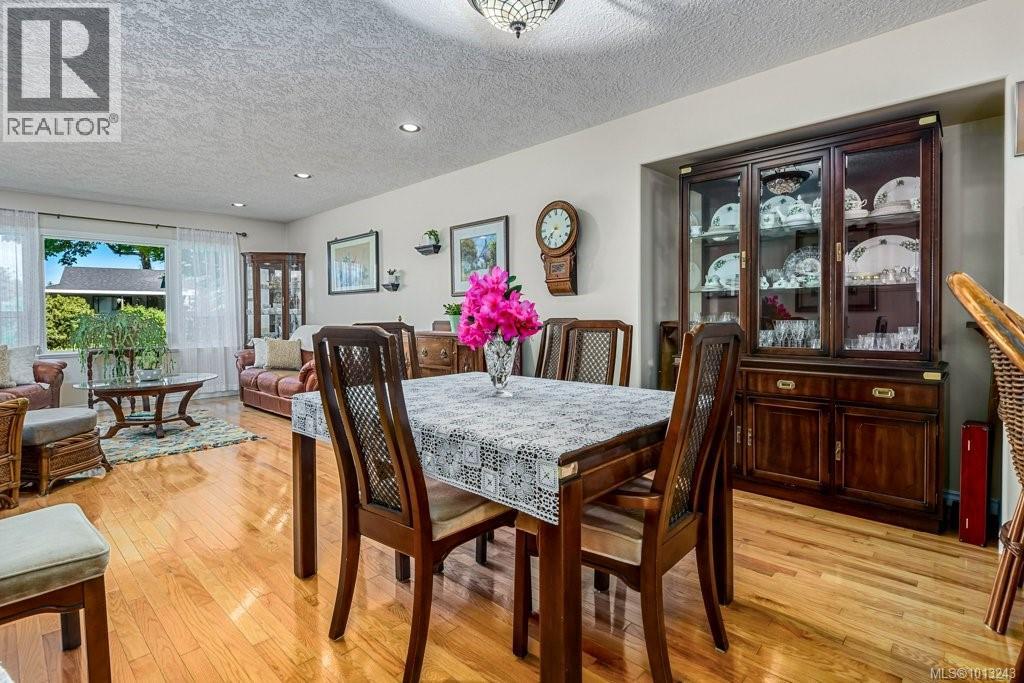 1665 Chester Pl, Comox