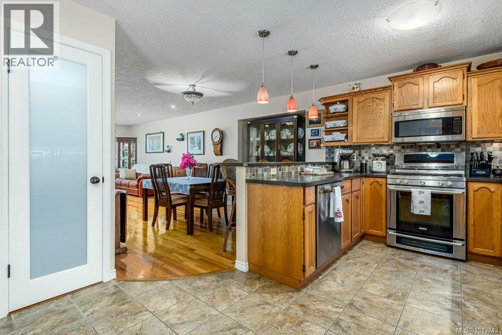1665 Chester Pl, Comox