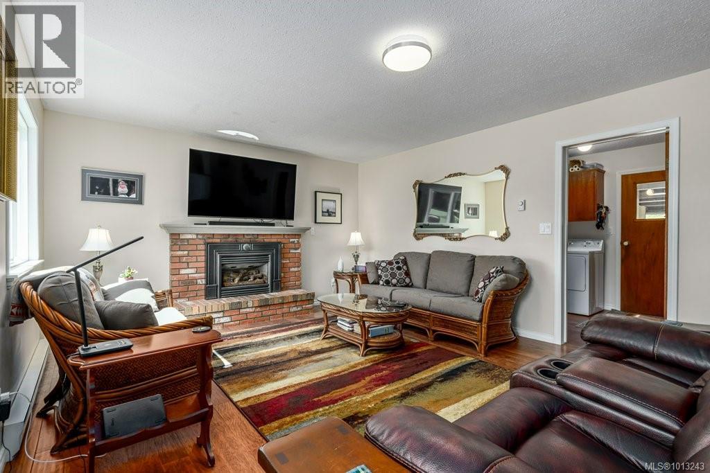 1665 Chester Pl, Comox