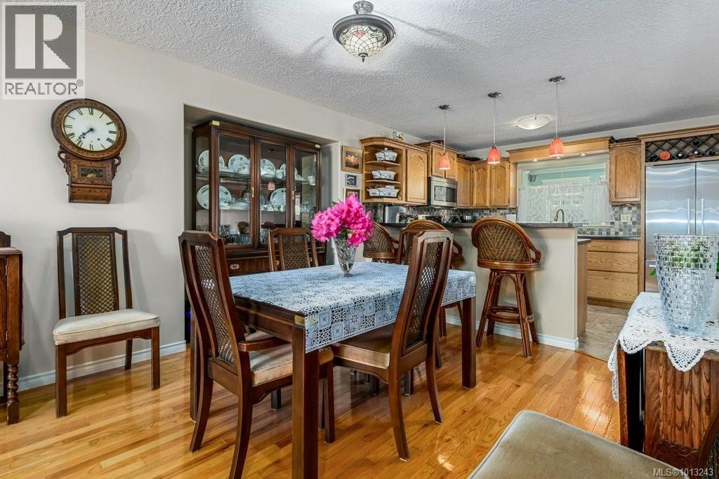 1665 Chester Pl, Comox