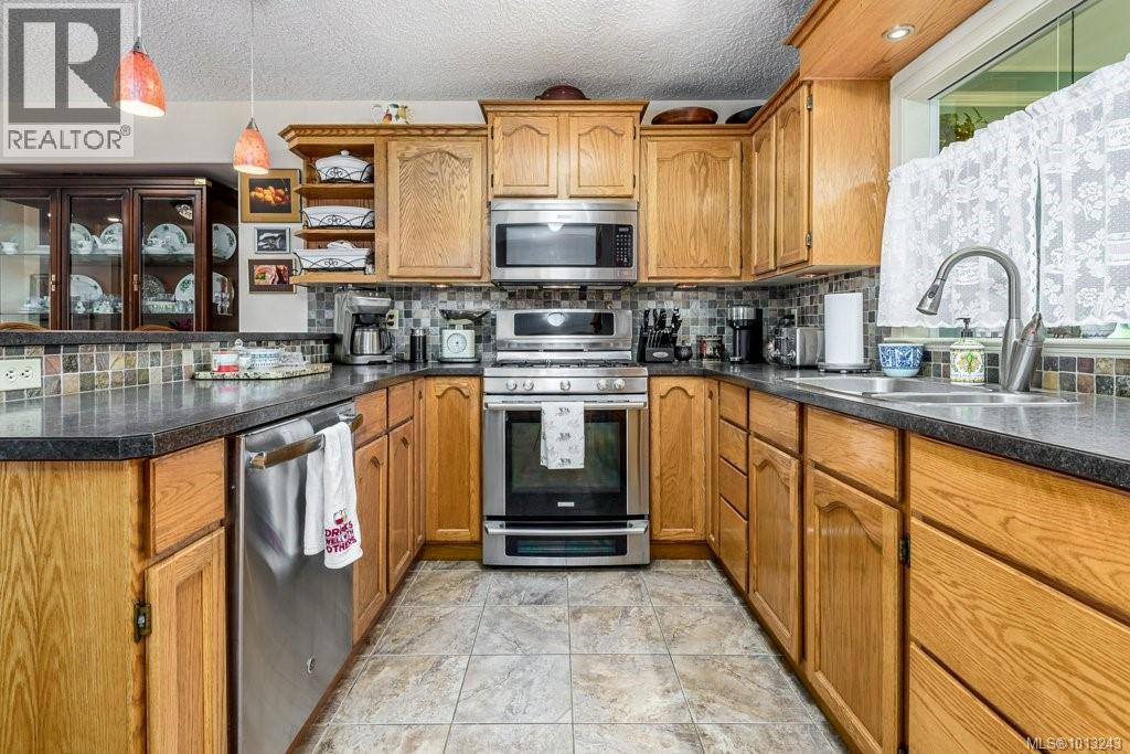 1665 Chester Pl, Comox