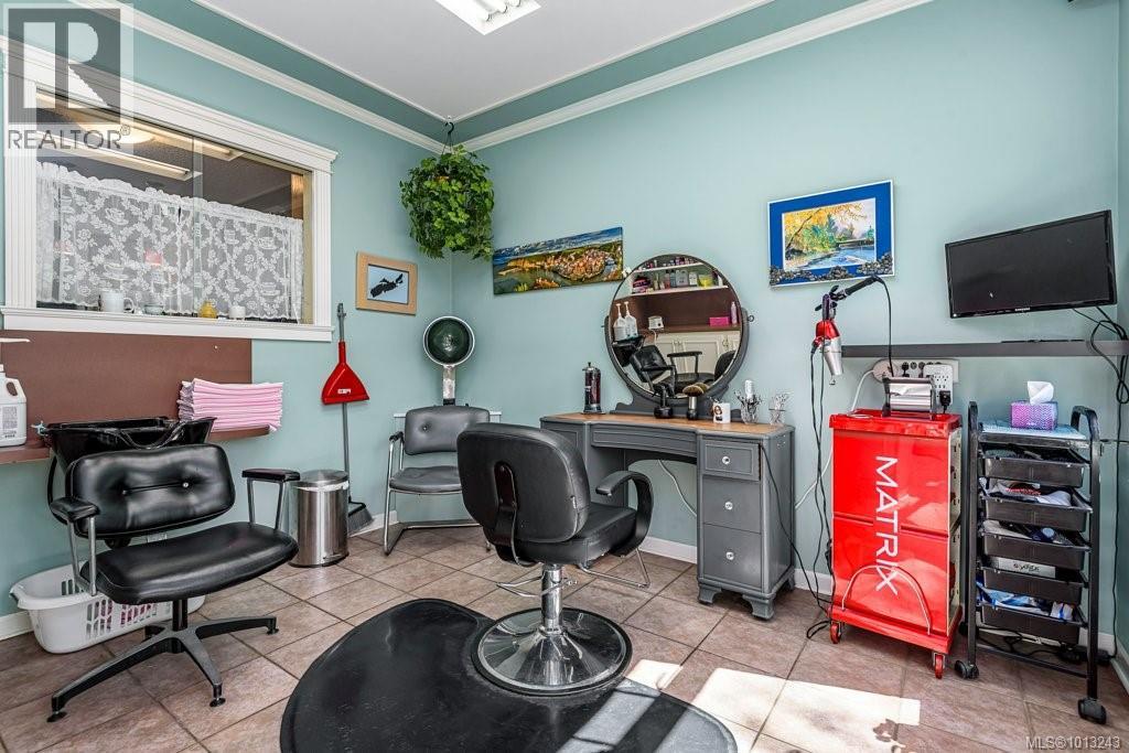 1665 Chester Pl, Comox