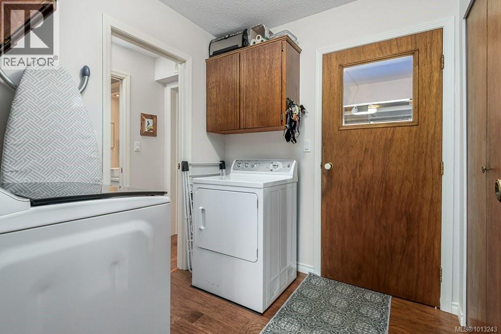1665 Chester Pl, Comox