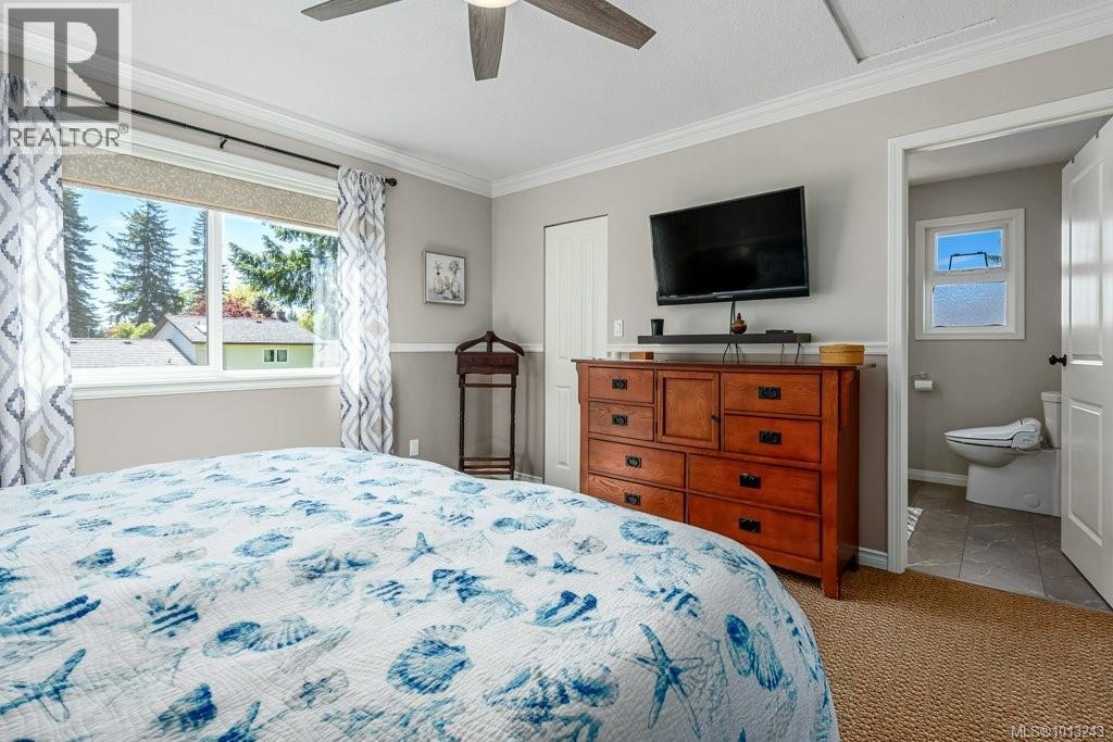 1665 Chester Pl, Comox
