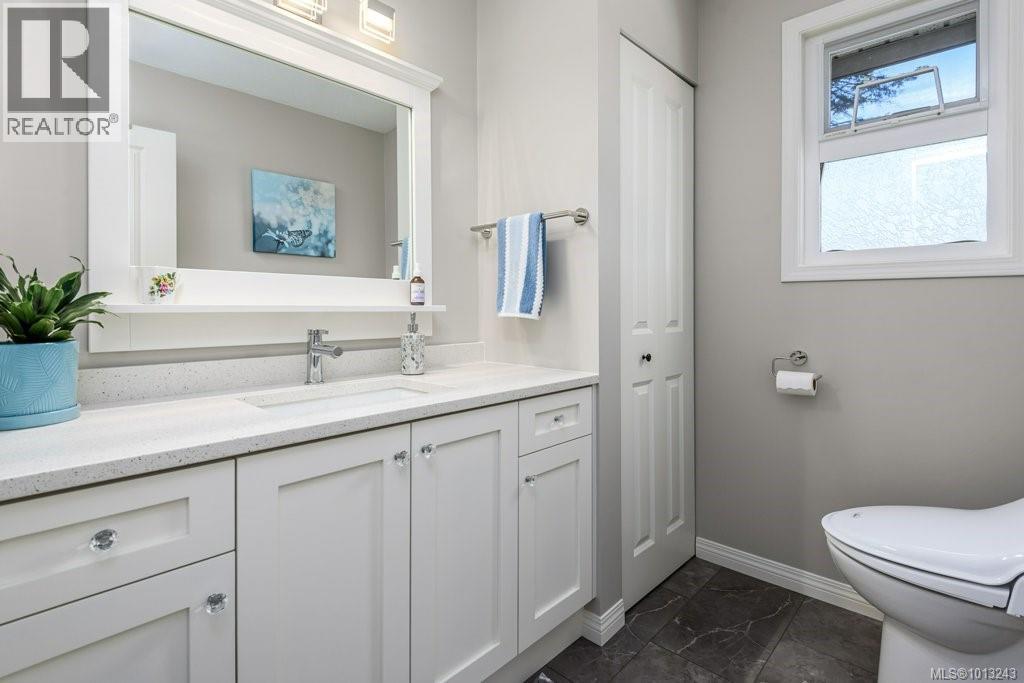1665 Chester Pl, Comox