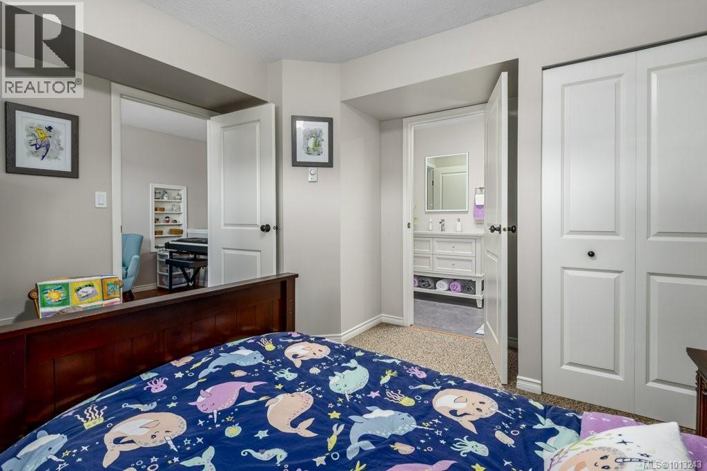1665 Chester Pl, Comox