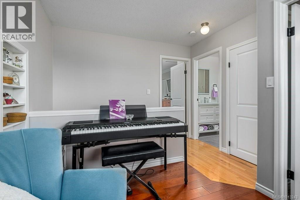 1665 Chester Pl, Comox