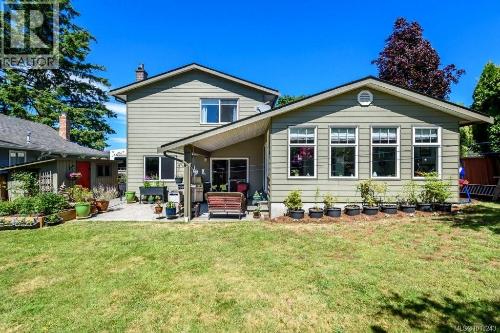 1665 Chester Pl, Comox