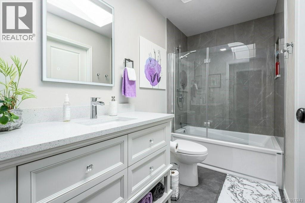 1665 Chester Pl, Comox