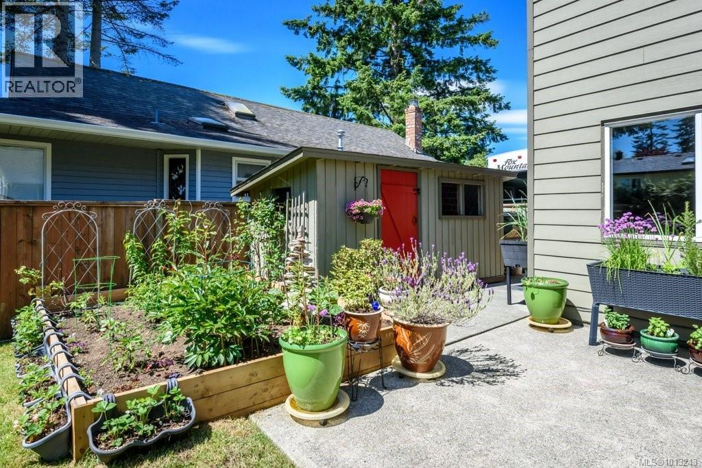 1665 Chester Pl, Comox