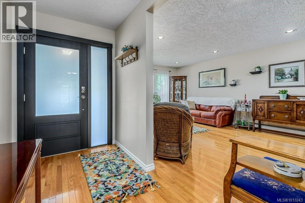1665 Chester Pl, Comox