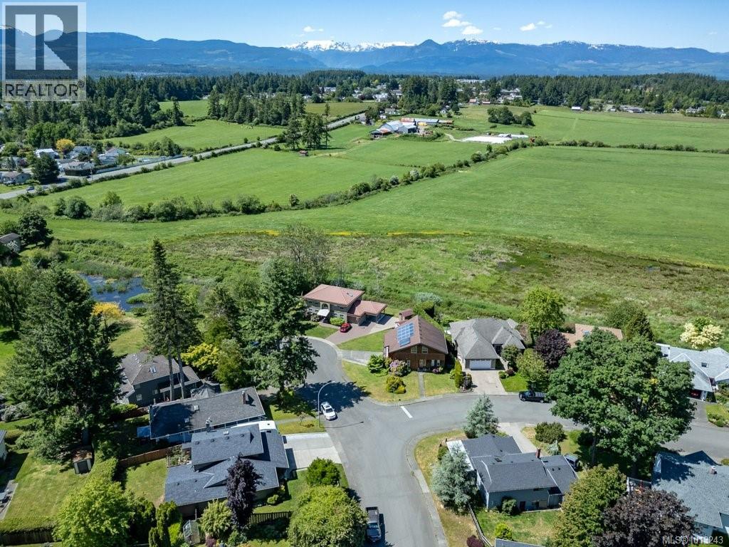 1665 Chester Pl, Comox