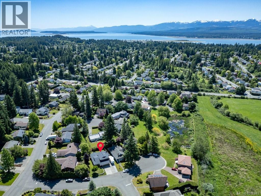 1665 Chester Pl, Comox