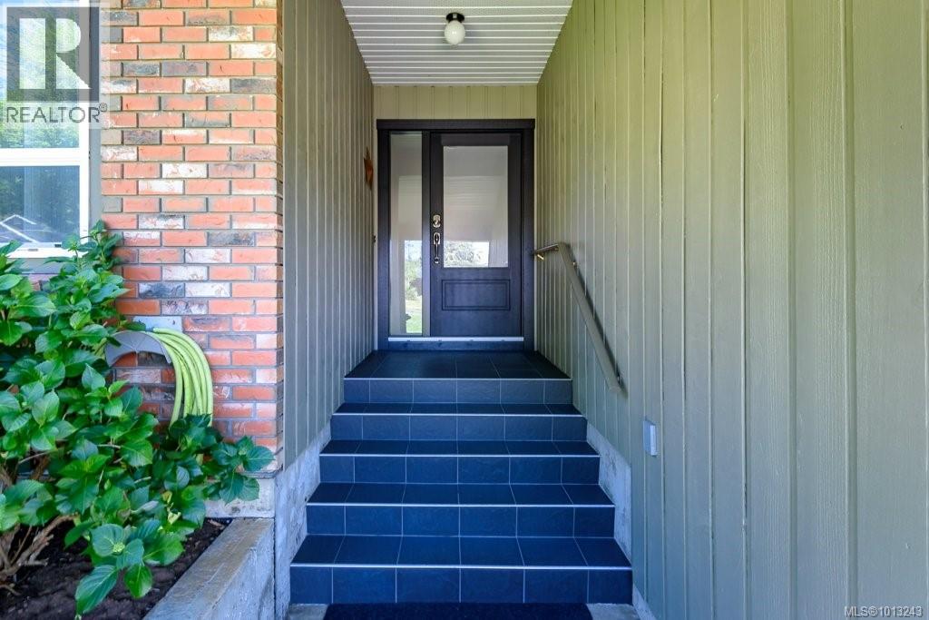 1665 Chester Pl, Comox