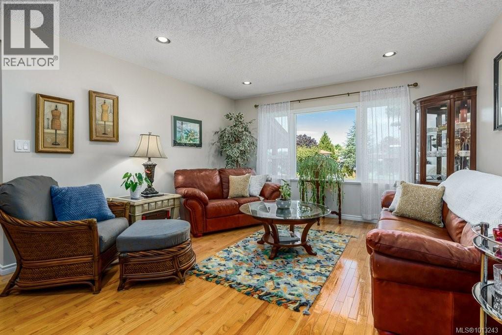 1665 Chester Pl, Comox