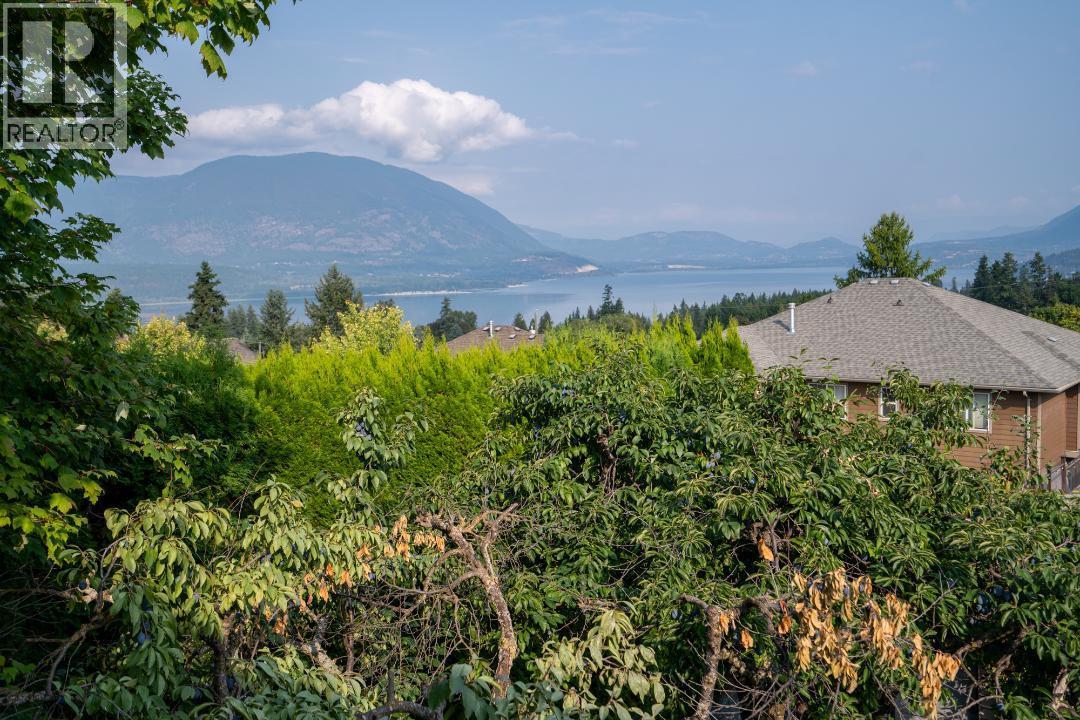 2121 3 Avenue SE, Salmon Arm