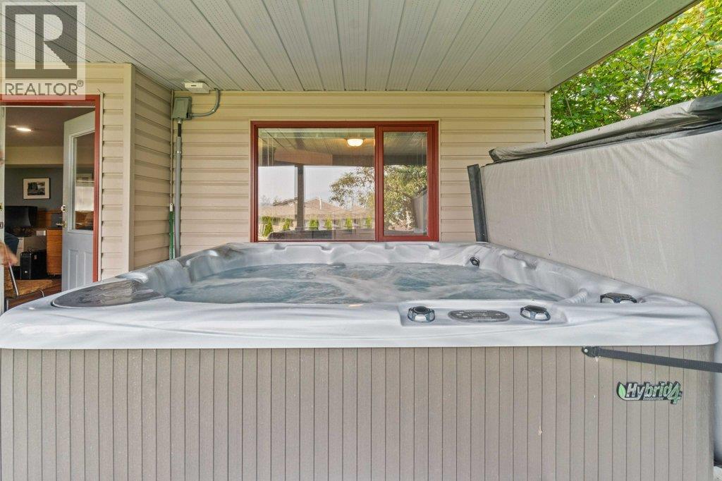 2121 3 Avenue SE, Salmon Arm