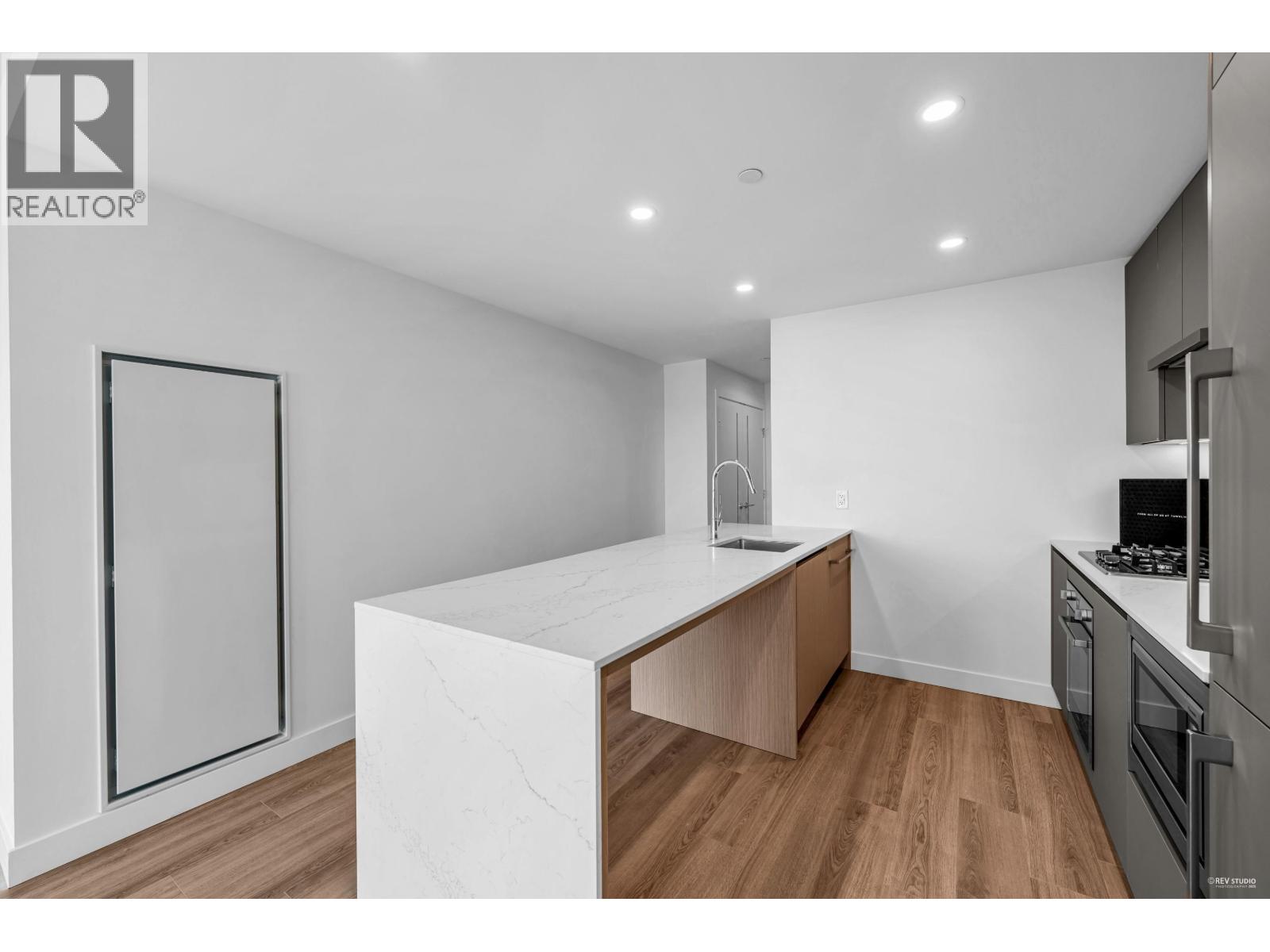 610 5593 NUMBER 3 ROAD, Richmond